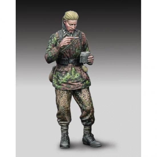 Royal Models RM989 1/72 WWII German SS Soldier Eating - Model Figures