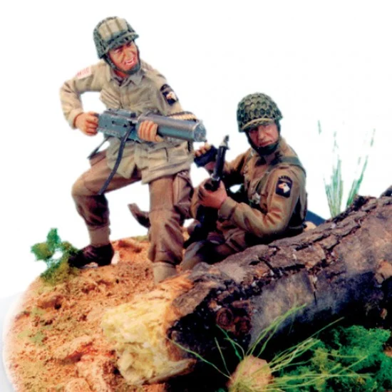 SOL Resin Factory MM106 1/35 WWII US 101st Abn Div (2 figures w/trunk) - Model Figures