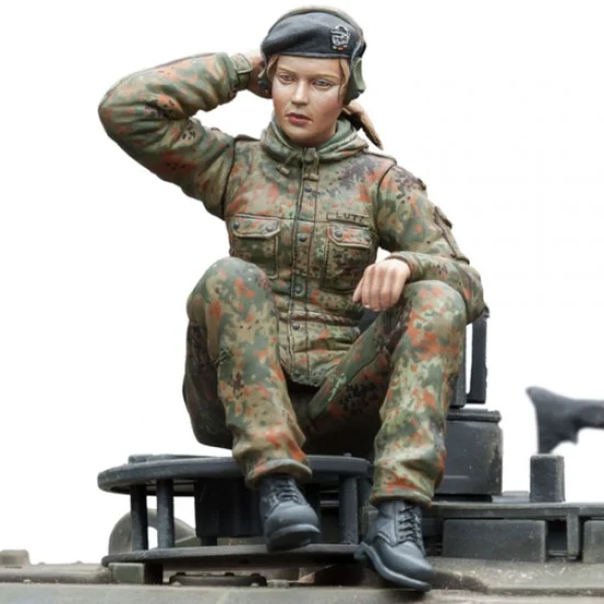 SOL Resin Factory MM243 1/16 Bundeswehr Female Tank Gunner - Model Figures