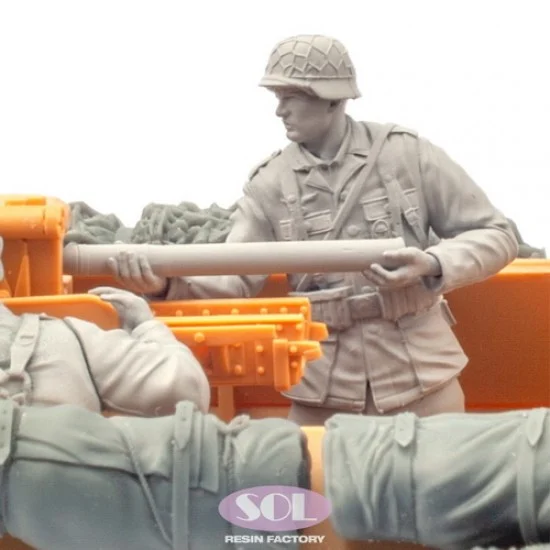 SOL Resin Factory MM833 1/35 WWII German Sd.Kfz.251/22 Loader - Model Figures