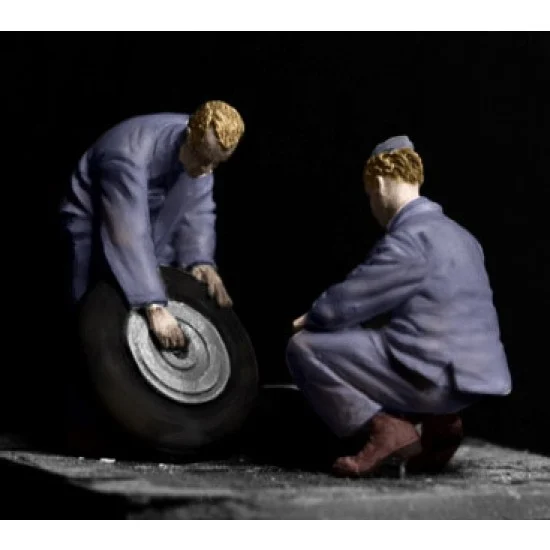 Zoukei Mura SWS02-F12 1/32 Focke-Wulf Ta 152 H-1 Tire Exchange Set (2 figures)