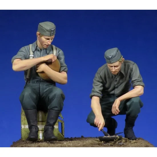 The Bodi 35146 1/35 WWII German Soldiers at Rest (2 figures) - Model Figures