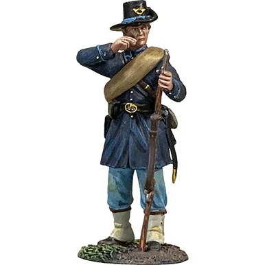 Union Iron Brigade in Gaiters Tearing Cartridge William Britain (31413)