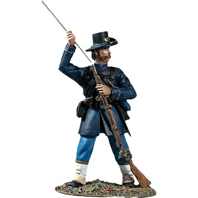 Union Iron Brigade Ramming Cartridge Wearing Gaiters William Britain (31415)