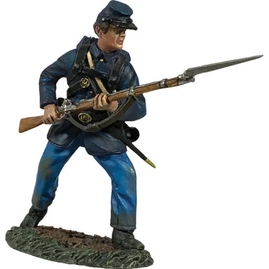 Federal Infantry in Sack Coat Defending 1/30 Figure William Britain (31376)