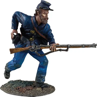 Federal in Sack Coat Advancing Loading 1/30 Figure William Britain (31355)