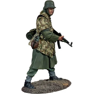 Grenadier Standing with StG 44, Winter 1944-45 1/30 Figure WILLIAM BRITAIN (25275)