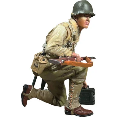 U.S. Infantryman Kneeling w/Ammo Can, 1942-45 1/30 Figure WILLIAM BRITAIN (25156)
