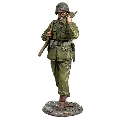 U.S. Infantryman Walking with SCR-536 1/30 Figure William Britain (25248)