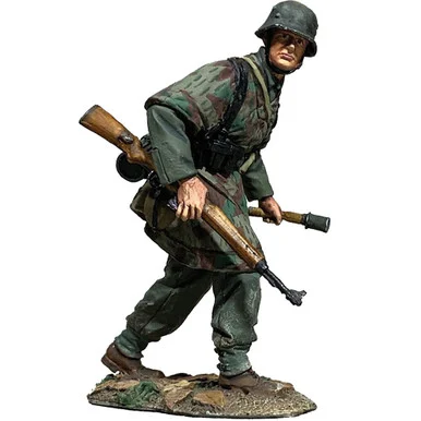 Grenadier Advancing with Grenade 1943-45 1/30 Figure William Britain (25111)