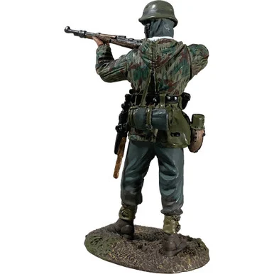 Grenadier in Parka Standing Firing 98k, 1943-45 1/30 Figure William Britain (25121)