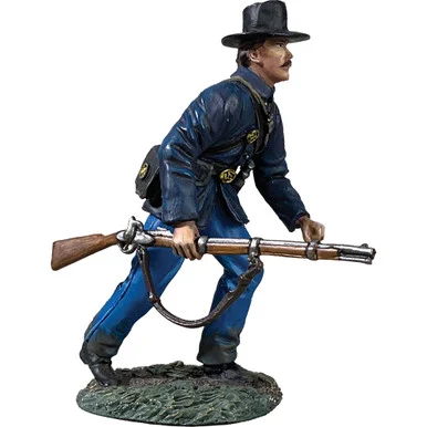 Federal in Sack Coat Advancing at Trail 1/30 Figure William Britain (31343)