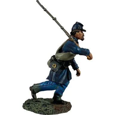 Federal Infantry in Frock Coat Advancing 1/30 Figure William Britain (31354)