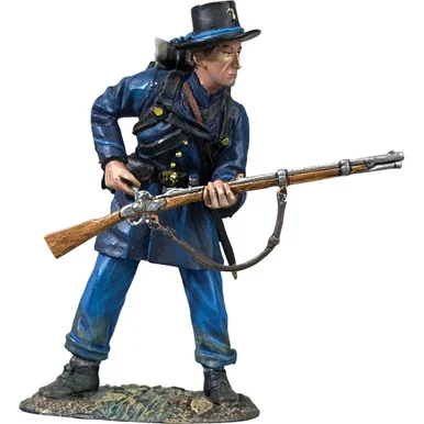 Federal in Frock Coat Reaching for Cap 1/30 Figure William Britain (31371)