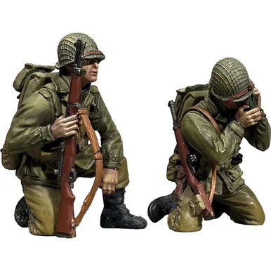 Reporting In U.S. Infantrymen Kneeling 1/30 Figure Set William Britain (25307)