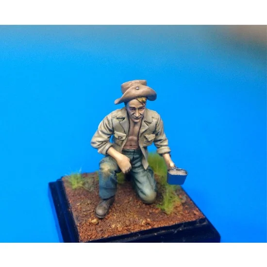 U Models 398 1/35 French Indochina Soldier At Rest No.1 Eating (1 figure) - Model Figures