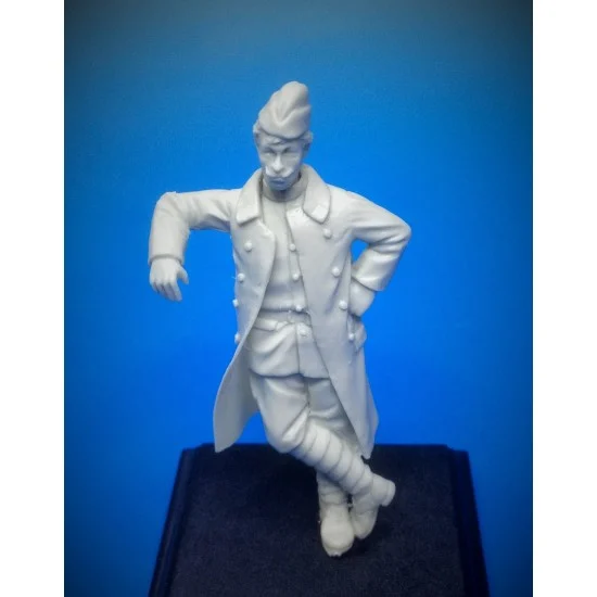 U Models 411 1/35 WWI French Soldier At Rest In Winter No.5 (1 figure) - Model Figures