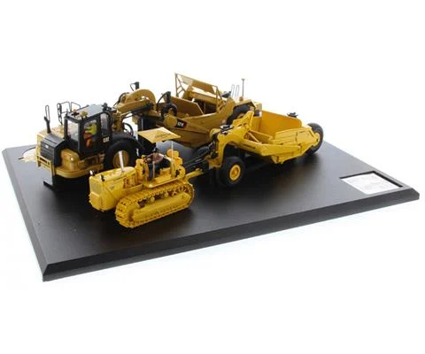 Caterpillar 621K Scraper and Caterpillar No 70 Scraper with D7 Track-Type Tractor - Evolution Series