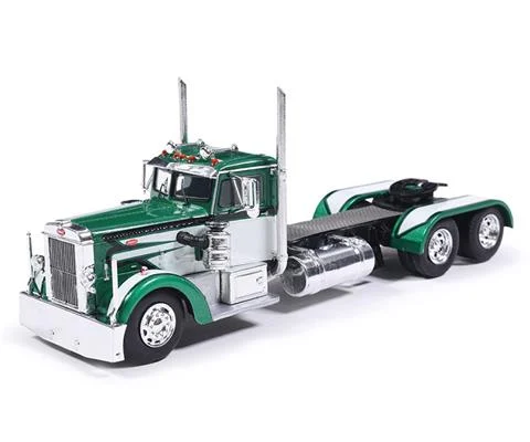 1952 Peterbilt 350 in Green and White - IXO AMERICA